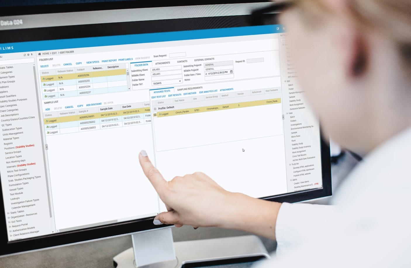 Une employée de laboratoire examine les données dans le système de gestion des informations de laboratoire STARLIMS LIMS pour la R&D et le Contrôle Qualité.
