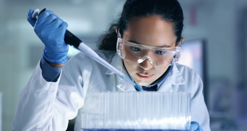 Recherche, expérimentation et tests effectués par un scientifique dans un laboratoire à l'aide de STARLIMS